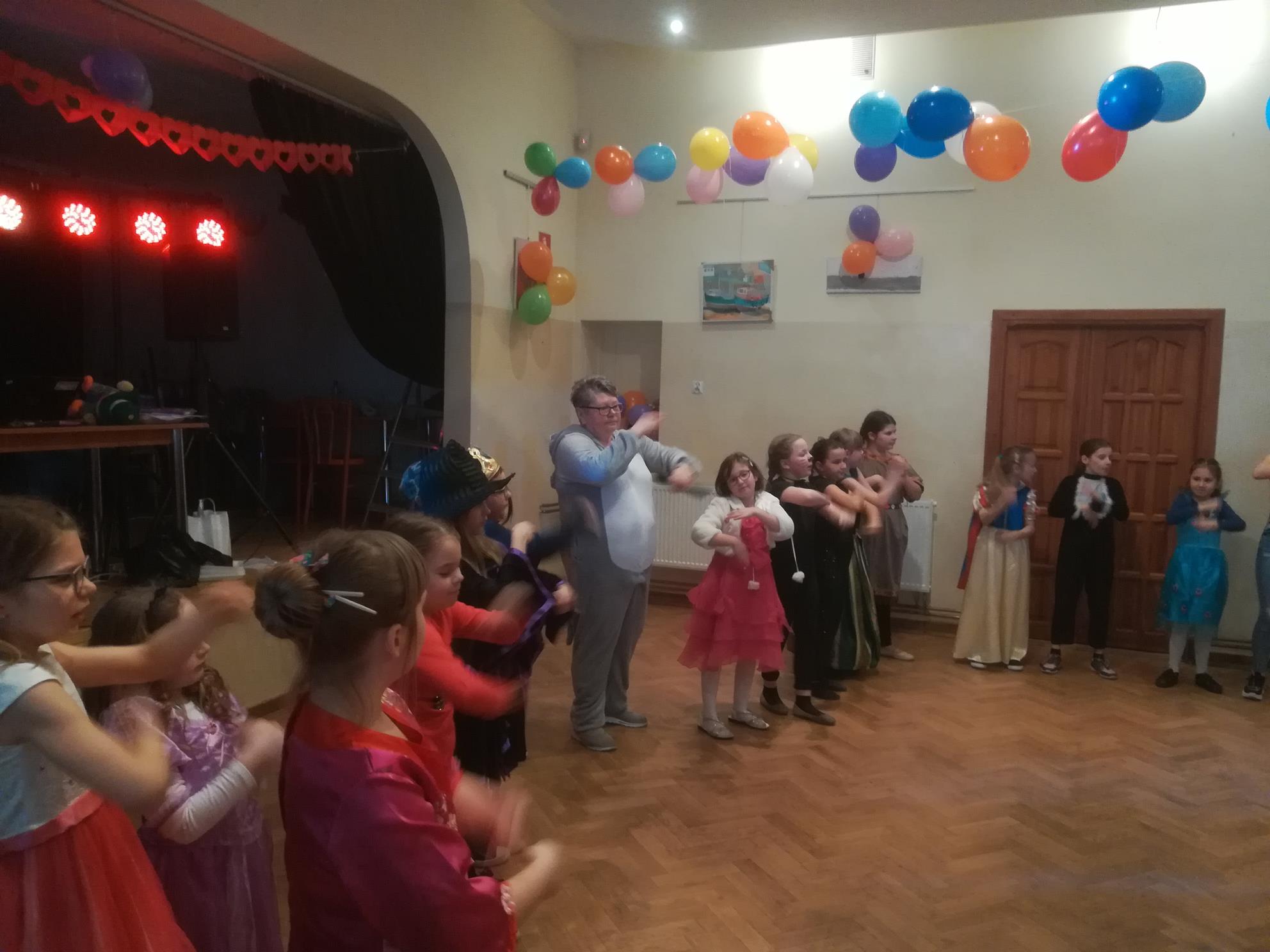 ZABAWA KARNAWAŁOWA UCZNIÓW KLAS I-III W SĘKOWEJ
